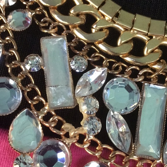 💖💎 Clear Rhinestone & Gold colored Bib Statement Necklace  🌸GUC🌸  💎💖 - Picture 16 of 16